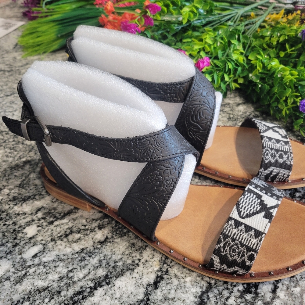 NWOT Black Embossed Strap Sandals with Patterned Front Strap